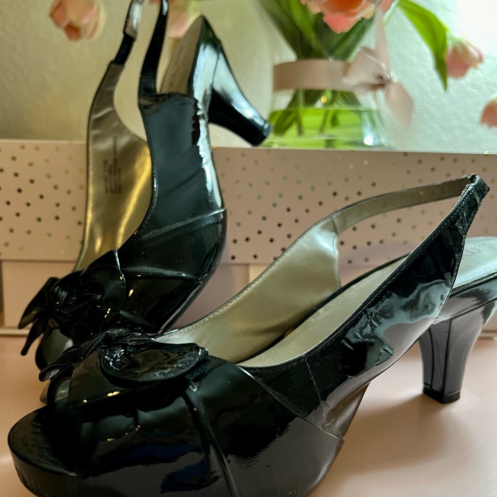 NIB “Me Too” size 11 Black Patent Leather pretty sling back platform with bows